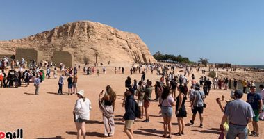 الملك رمسيس على موعد مع تعامد الشمس فى أبو سمبل.. أنظار العالم تتجه جنوب مصر لرصد الظاهرة الفريدة.. الفراعنة وضعوا حسابات دقيقة لدخول الأشعة إلى منصة قدس الأقداس.. ومحافظ أسوان يتفقد اللمسات النهائية.. صور