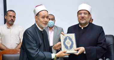 وزير الأوقاف يكرم رئيس إدارة شئون البر لبلوغه سن المعاش