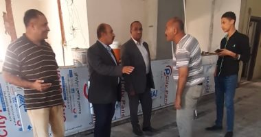 رئيس مدينة الواسطى يشرف على تكثيف أعمال النظافة ورفع المخلفات ببنى سويف