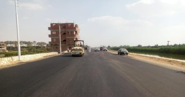 محافظ الإسماعيلية يتابع أعمال رصف وتطوير طريق "الإسماعيلية- السويس" الزراعى
