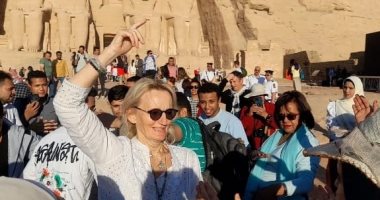 وصلة رقص للسائحين فى احتفالات تعامد الشمس بمعبد أبو سمبل.. صور