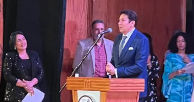 هانى رمزى خلال تكريمه بملتقى القاهرة للمسرح الجامعى: ماتخلوش حاجة تحجم إبداعكم