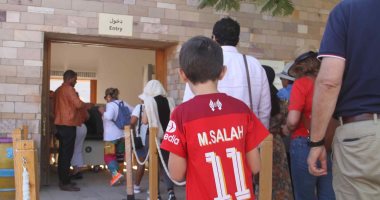 طفل أجنبى يحضر إلى معبد أبوسمبل لمشاهدة تعامد الشمس بتيشيرت محمد صلاح.. صور