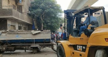 الجيزة تشن حملات موسعة لرفع السيارات المتهالكة والمتروكة بالشوارع.. صور