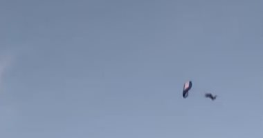 وفاة قافز مظلات أمريكى محترف بعد سقوطه من السماء أثناء عرض ترفيهى.. صور