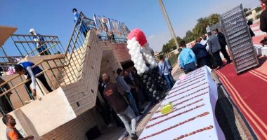 "الوادى الجديد" تحتفل بإعلان تسجيل أطول سلسلة فاكهة على مستوى العالم بموسوعة جينيس.. تنظيم 100 ألف ثمرة تمور فى "عقد" طوله 3000 متر على شكل شجرة نخيل.. واحتفال تراثى وفلكور شعبى بمشاركة المحافظ والأهالى.. صور