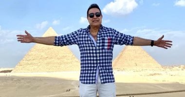 قبل إحيائه حفلين فى كندا.. حكيم يروج للسياحة فى أهرامات الجيزة