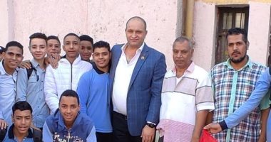 نائب "التنسيقية" يتفقد مدارس منشأة القناطر ويستمع لرؤى الطلاب والمعلمين بشأن الحوار الوطنى