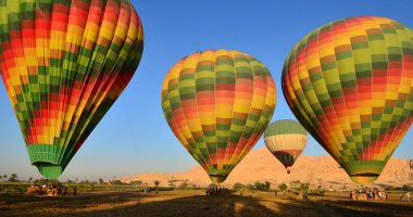 تحليق 49 رحلة بالون طائر تقل على متنها 980 سائحا من جنسيات متعددة غرب الأقصر