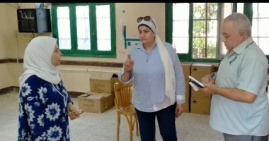 مدير تعليم القليوبية تتابع تسليم أجهزة التابلت لطلاب الصف الأول الثانوي.. صور