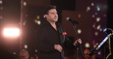 هاني شاكر يبدأ حفل مهرجان الموسيقى العربية بأغنية "أغلى اسم في الوجود".. صور