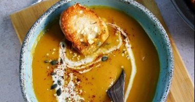 طريقة عمل شوربة القرع الأصفر بالعيش المحمص بالثوم.. أكلة مغذية وتدفي
