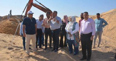 محافظ الوادي الجديد يتفقّد أعمال توصيل شبكة الصرف لمنطقة عين البرج بالخارجة