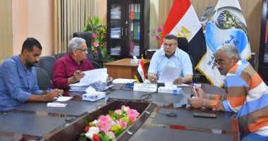 رئيس شركة مياه الأقصر يلتقى بالعمالة اليومية بعد توقيع عقودهم لتوفيق أوضاعهم.. صور