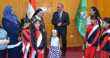 محافظ الإسماعيلية يستقبل طالبات مدرسة الراهبات الفرنسيسكانيات