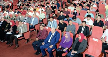 رئيس جامعة المنصورة يلتقي الطلاب الوافدين للاستماع إليهم وتيسير مطالبهم 