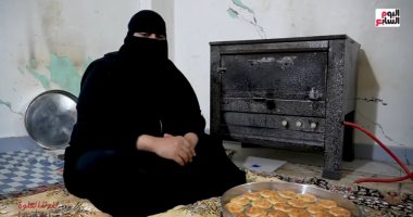 عظيمات المحروسة يُبدعن فى المشروعات الصغيرة.. "هبة توفيق" اشتهرت ببيع المخبوزات فى بور سعيد.. تعمل 12 ساعة يوميا دون كلل أو ملل.. وتؤكد: القروض الصغيرة منحتنى فرصة زيادة الدخل بمشروعى.. فيديو وصور