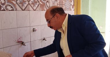 محافظ أسوان يقرر استبعاد مدير مدرسة ويحيل وكلاءها للتحقيق بسبب الإهمال.. صور
