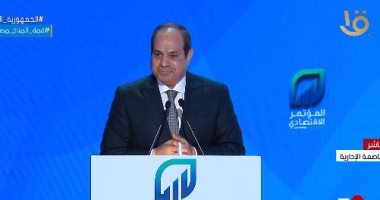 الرئيس السيسى يمازح رئيس الوزراء: "أكتر واحد بيتعذب معايا فى الحكومة"