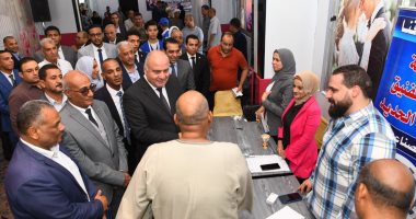 محافظ قنا يفتتح ملتقى توظيفيا لتوفير فرص عمل للشباب بمشاركة 22 مصنعا وشركة خاصة