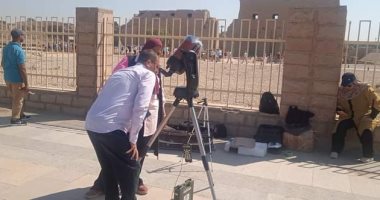 فريق علمى يستعد لرصد كسوف الشمس من أمام بهو معبد الكرنك.. صور