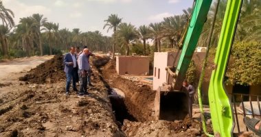 الجيزة تواصل أعمال توسعة وتدبيش مدخل طريق المنطقة الأثرية بسقارة.. صور