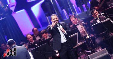 معجبة لرامى عياش فى حفل مهرجان الموسيقى العربية: بحبك.. ويرد: بموت فيكى.. صور