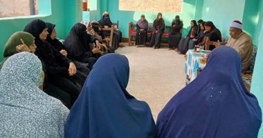 "القومى للمرأة" بأسوان ينظم جلسات دوار لتوعية 650 سيدة بقرى إدفو.. صور
