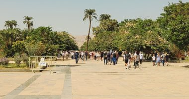 زوار معابد الكرنك يشهدون ظاهرة الكسوف الجزئى للشمس بالأقصر.. صور