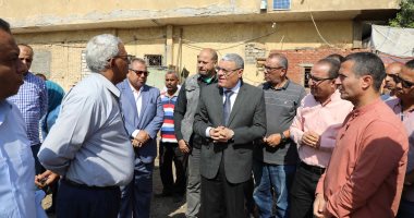محافظ المنيا يتفقد موقع هبوط أرضى بجانب شارع سعد زغلول