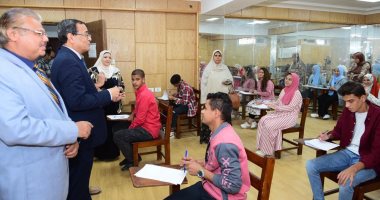 رئيس جامعة سوهاج يتابع امتحانات قبول الطلاب الصم بكلية التربية النوعية.. صور