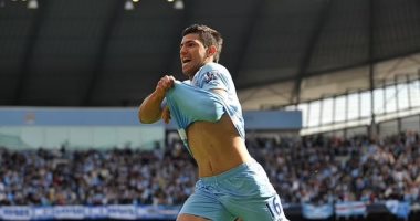 أجويرو يعرض قميصه التاريخي مع مانشستر سيتي للبيع 