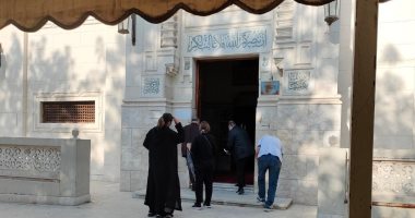 داليا البحيرى تشارك فى جنازة والد الفنان أحمد فريد بمسجد المواساه بالإسكندرية