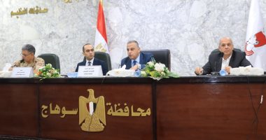 محافظ سوهاج يجتمع بالقيادات التنفيذية لمناقشة التعديات على الأراضى الزراعية