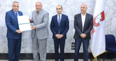محافظ سوهاج يكرم رئيس مركز طما لبلوغه سن التقاعد