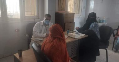 الكشف على قرابة 1500 مواطن بـ8 قوافل علاجية تابعة لـ"حياة كريمة" فى قرى ومدن جنوب البحر الأحمر.. بدأت بالحمروين بالقصير مرورا بحلايب وشلاتين ثم العودة لرأس غارب شمالا.. وصرف العلاج وإجراء الفحوصات مجانا.. صور