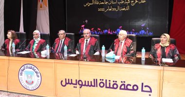 رئيس جامعة قناة السويس يشهد حفل تخريج الدفعة الـ 20 لكلية طب الأسنان