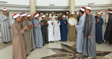 طلاب معهد أزهرى يدعمون محاربى السرطان بالإنشاد الدينى بمستشفى سرطان الأقصر