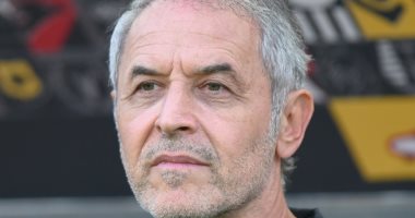 كولر يتابع قمة شباب الأهلى والزمالك من الملعب.. فيديو