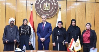 القوى العاملة تسلم تعويضات وثائق التأمين لأسر "العمالة غير المنتظمة" بـ 4 محافظات