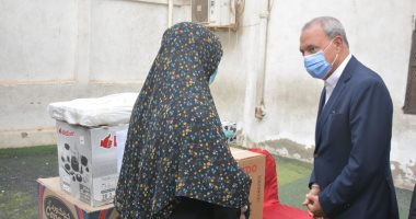 محافظ القليوبية يسلم أجهزة عرائس على 8 فتيات من الأسر الأولى بالرعاية