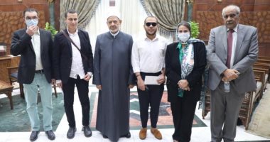 الإمام الأكبر يكرم أوائل مركز الأزهر لتعليم اللغة الفرنسية