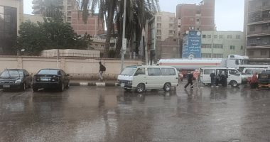 هطول أمطار غزيرة بمدينة طنطا والدفع بسيارات لشفط المياه من الشوارع.. صور