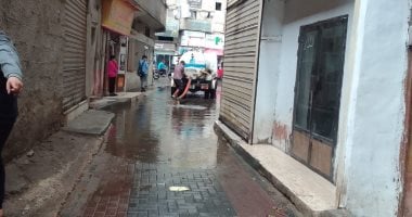 استمرار رفع تراكمات مياة الأمطار بشوارع دمياط 