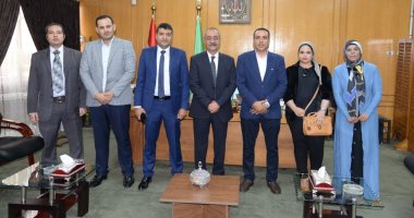 محافظ الإسماعيلية يستقبل وفدا من المجلس القومى لحقوق الإنسان.. صور