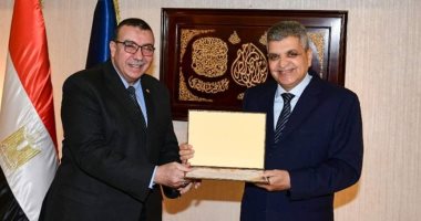 الفريق أسامة ربيع يكرم أوائل الثانوية من طلبة مدارس قناة السويس والمتفوقين رياضيا