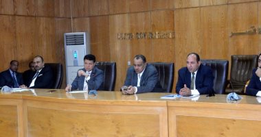 محافظ الأقصر يلتقى مسئولى هيئة التنمية الصناعية لبحث دعم المناخ الاستثمارى