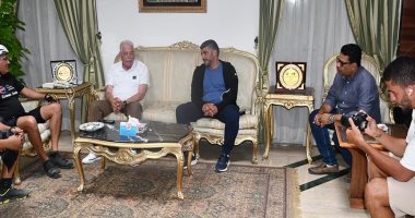 محافظ جنوب سيناء يستقبل 3 شباب قاموا برحلة بالدراجة من القاهرة إلى شرم الشيخ