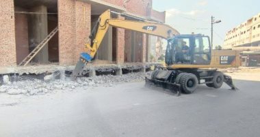 إزالة التعديات على حرم الطريق الرئيسى بالزقازيق وفتح محاور مرورية جديدة