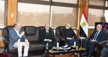 رئيس جامعة القناة يستقبل ممثلى شركة "ديمى" العالمية لأعمال التكريك.. صور
